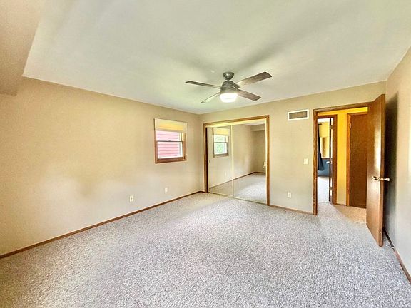 3rd image of 928 Columbia Dr