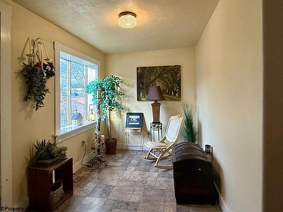 4th image of 702 Gaston Ave