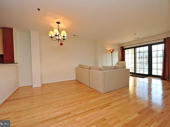 4th image of 2 Leverington Ave #51