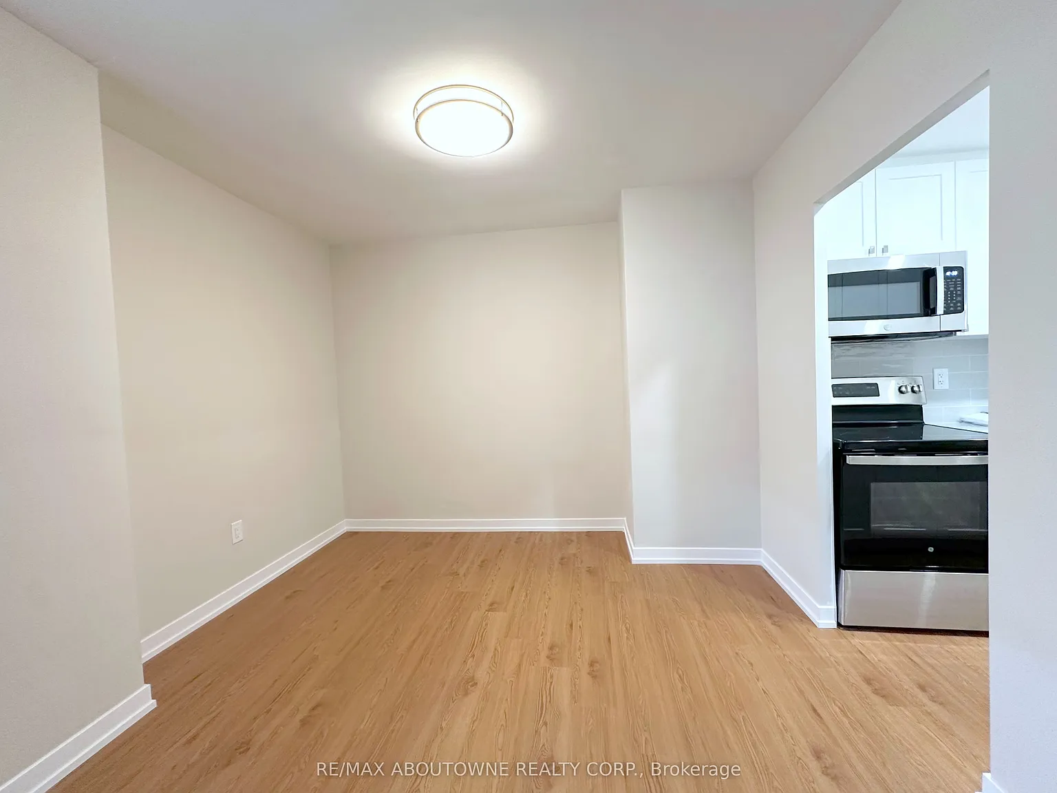 300 St Clair West — Photo 4