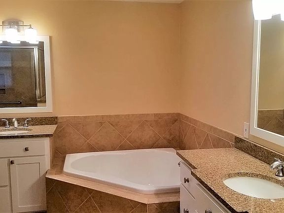 3rd image of 1004 Edgecliff Dr
