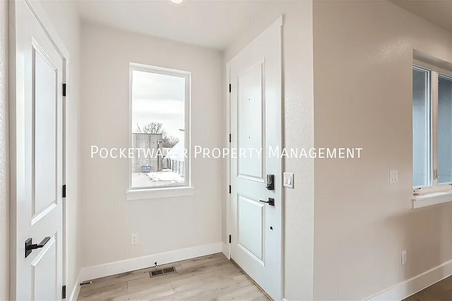 Luxury 3-Bedroom Townhome with Mountain Views — Photo 2