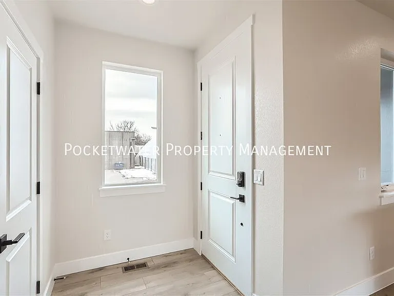 1343 Baker St — Photo 2