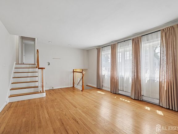 4th image of 18 Carlton Ave