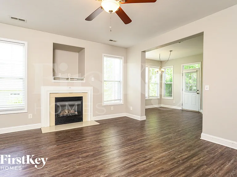 221 Bridgewater Dr — Photo 2