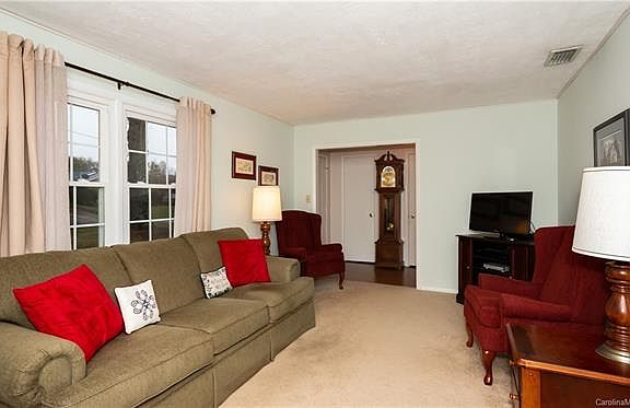 4th image of 109 Little Forest Ln