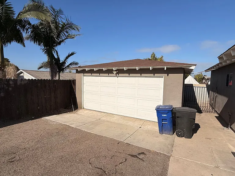 1115 Oxford Ct — Photo 23