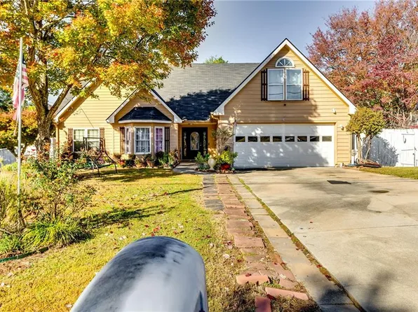 1245 Shamrock Hill Cir, Loganville, GA 30052