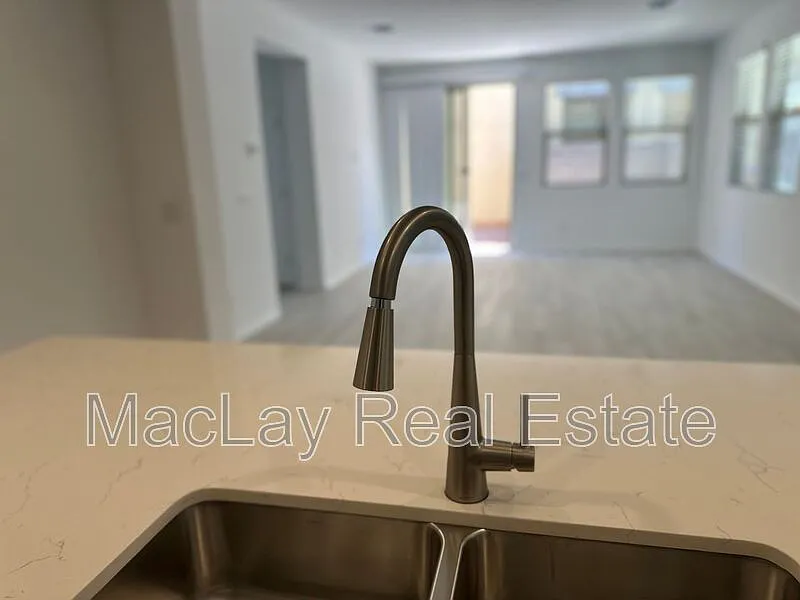 3 bed, 2.5 bath, 1794 sqft, $2,245 — Photo 3
