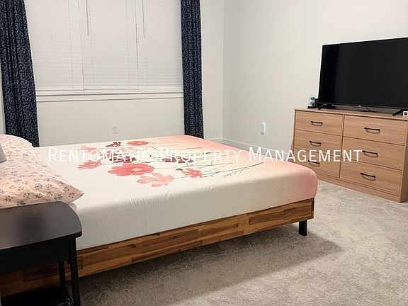5th image of 3251 S Forest Ave