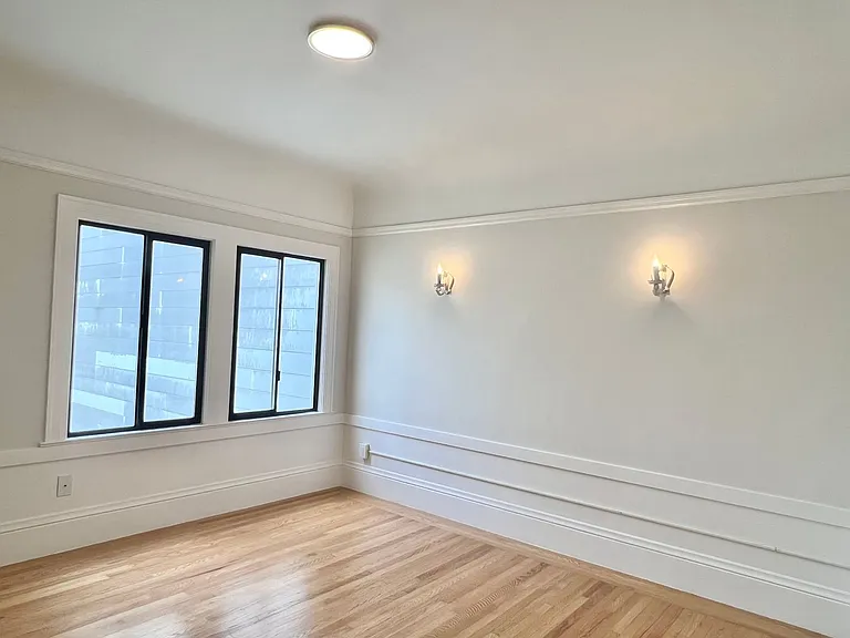 Top Floor 2br/1ba + Newly Renovated Unit! Parking! In-Unit Laundry! Progressive — Photo 9