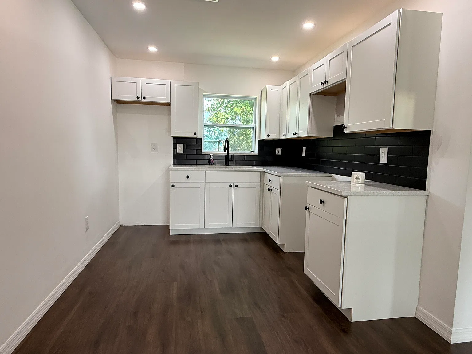 2 bed, 1.0 bath, 676 sqft, $1,700 — Photo 4