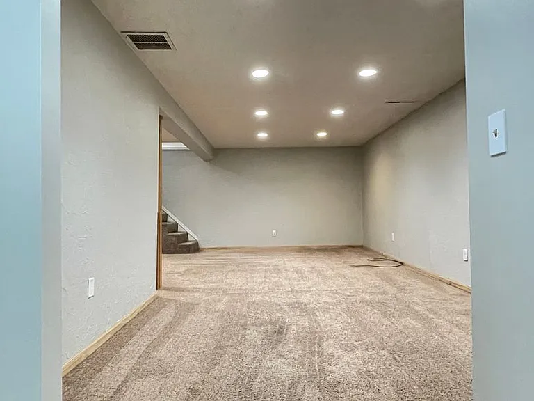10909 Leavenworth St — Photo 34