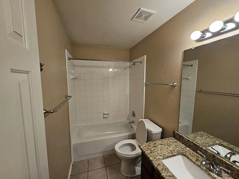 3235 Guadaloupe — Photo 32