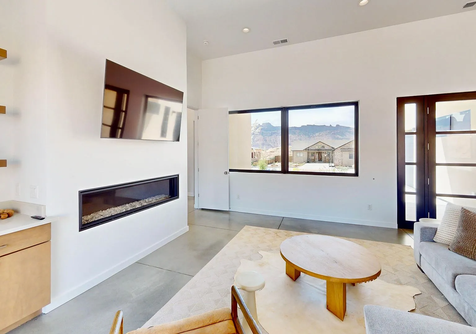 Beautiful Custom Home Available Now — Photo 2