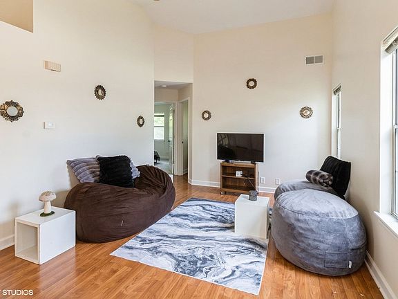 3rd image of 1081 Lakewood Cir