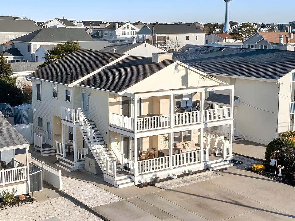1st image of 305 Beach Ave W #A