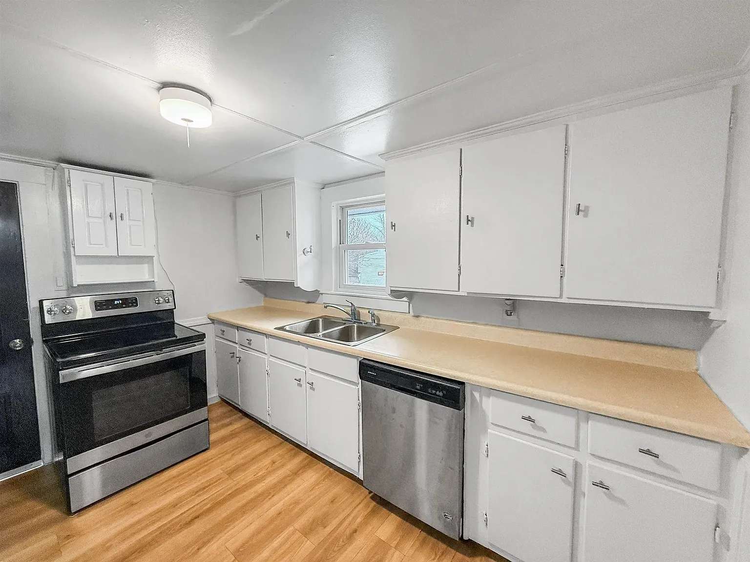 2 bed, 981 sqft, $2,000 — Photo 2