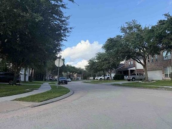 Exterior Neighborhood (street photo)