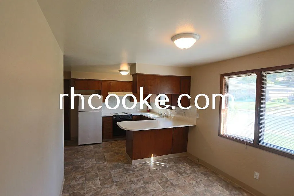 3 bed, 2544 sqft, $1,900 — Photo 3