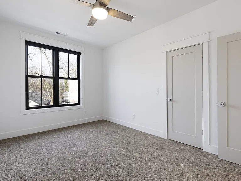 909 E State St — Photo 20