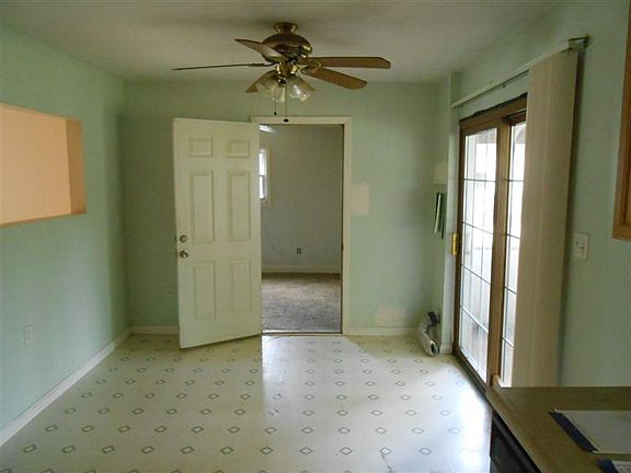 5th image of 987 Stratford Pl