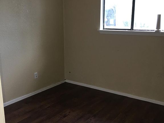 4th image of 105 E Tyler St