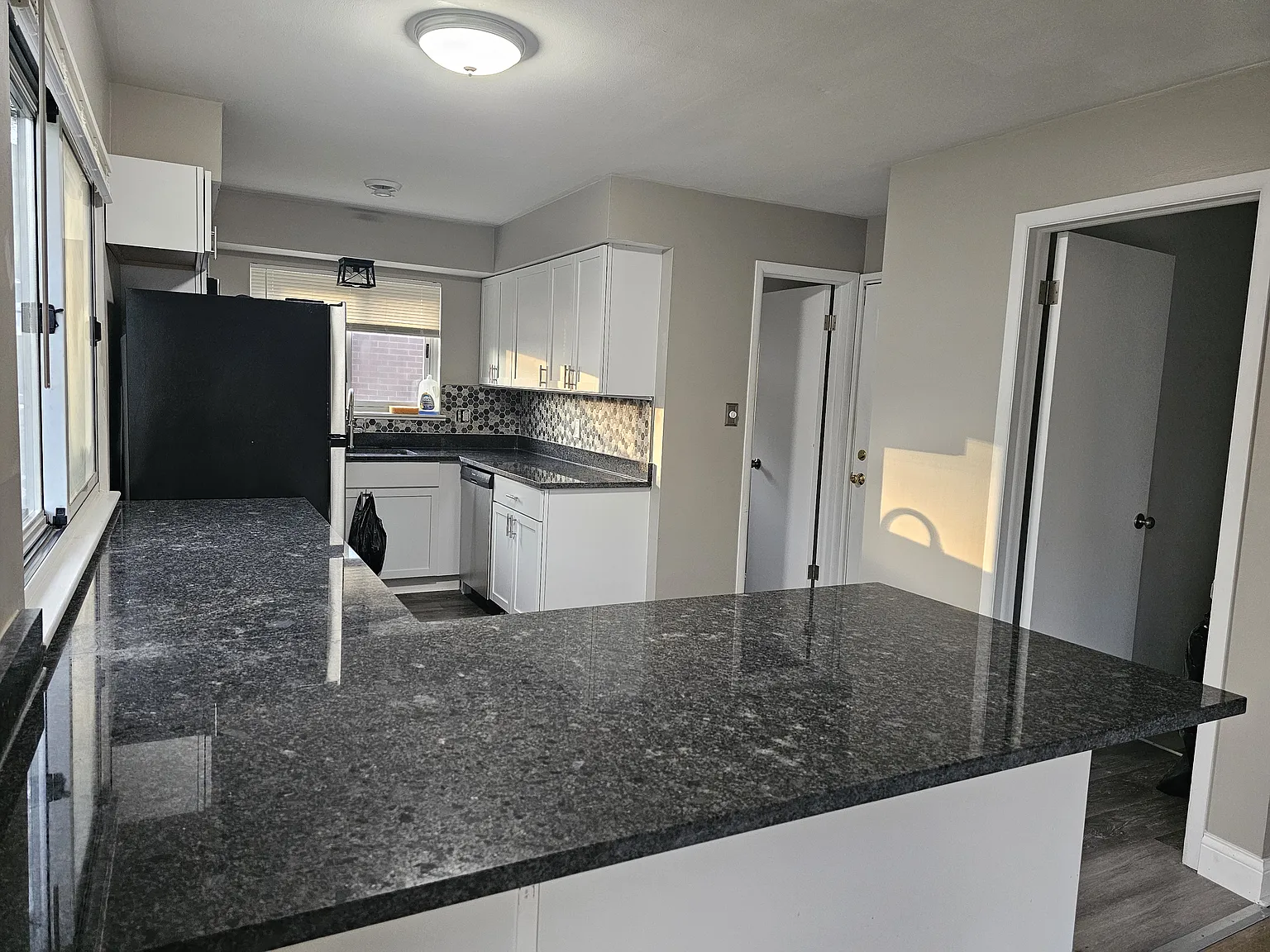3 bed, 1.5 bath, 1460 sqft, $2,400 — Photo 2