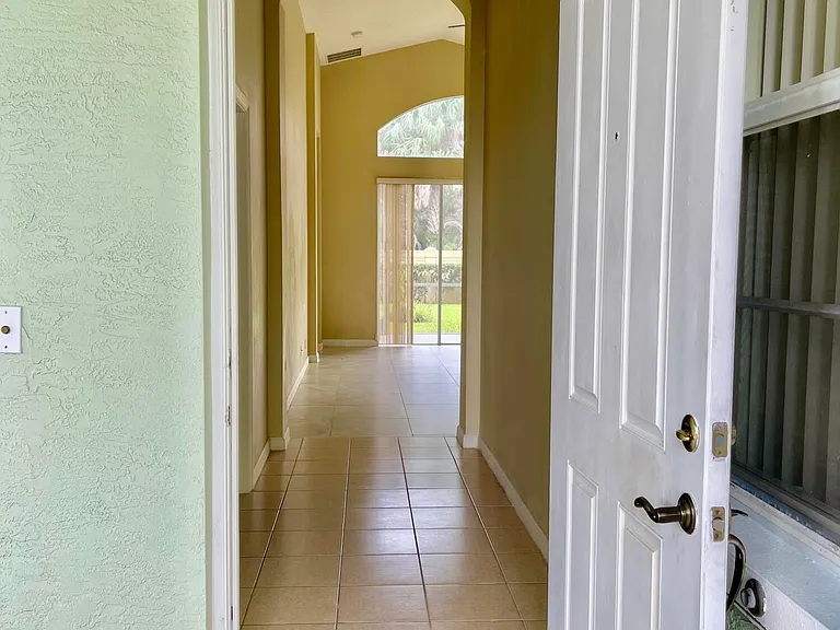 185 NW Willow Grove Ave — Photo 3