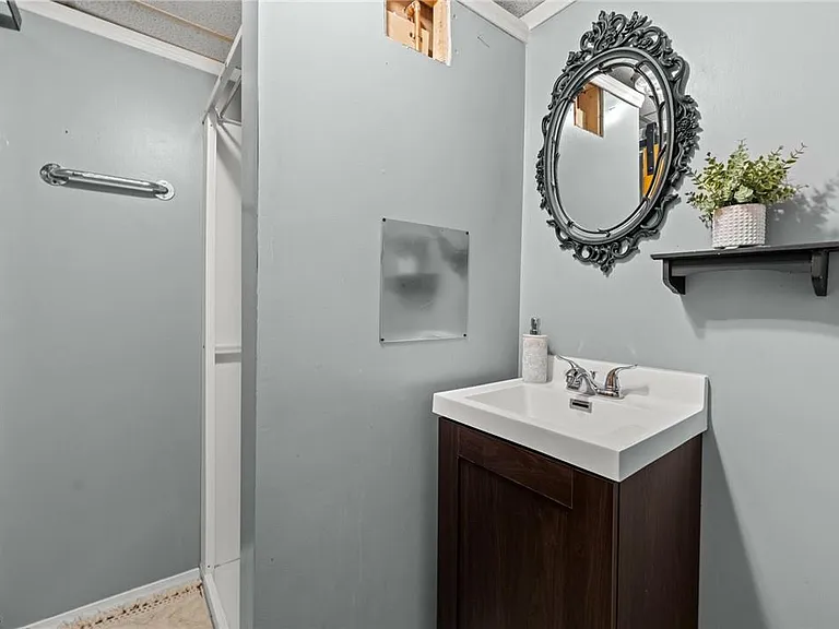 624 Broadway St E — Photo 10