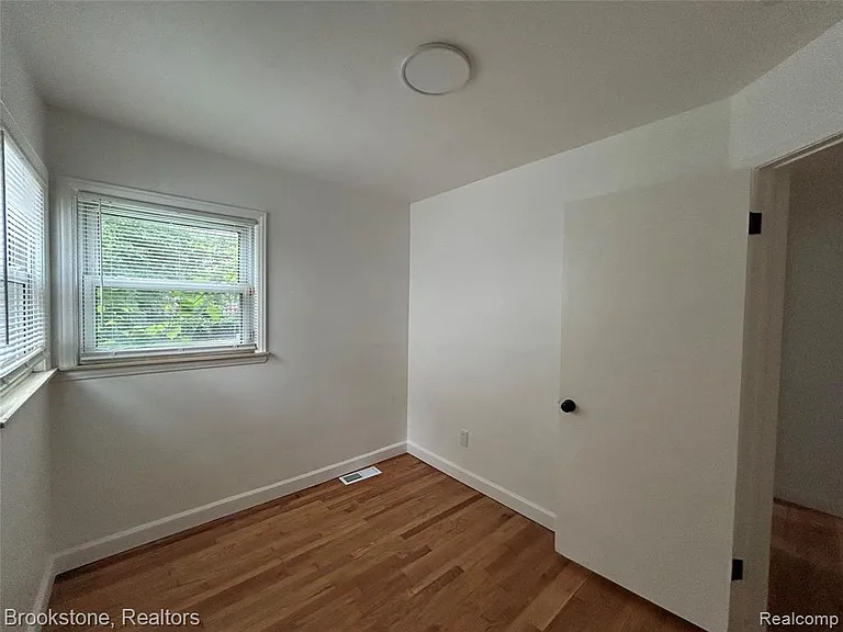 26707 Penn St — Photo 19