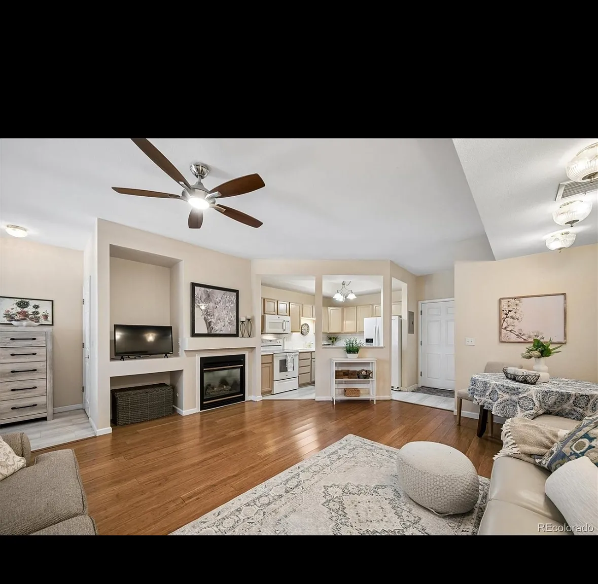 2 bed, 1036 sqft, $1,950 — Photo 2