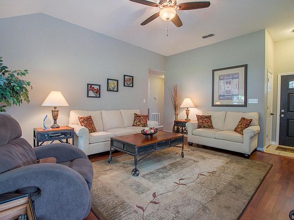 3rd image of 303 Woodcrest Dr