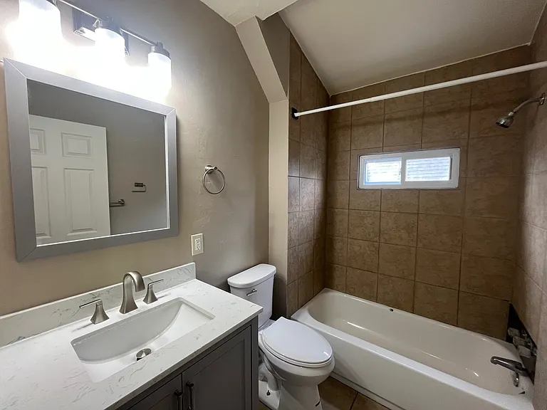 217 Stratford Ave — Photo 49