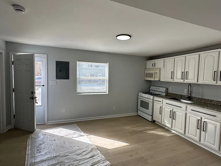 2335 Deerfield Ct — Photo 2