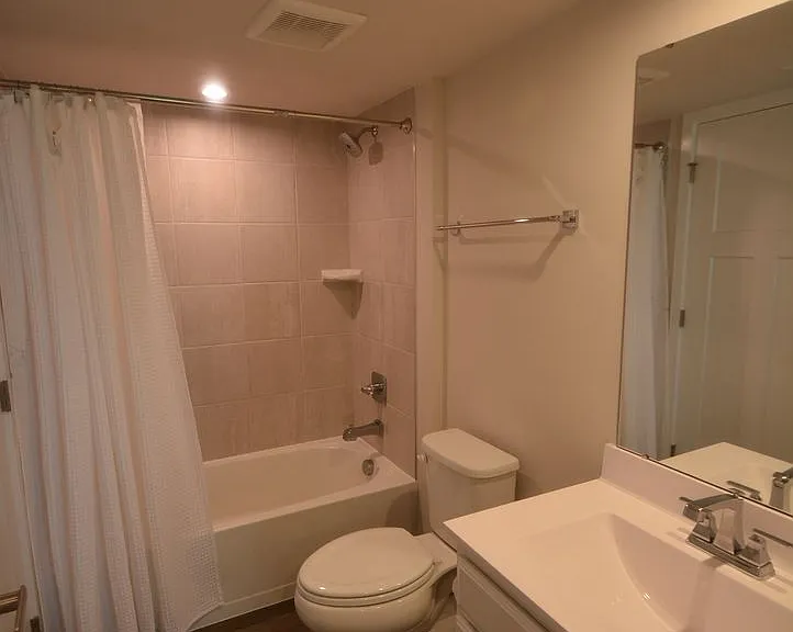 323 E Cochran St — Photo 26