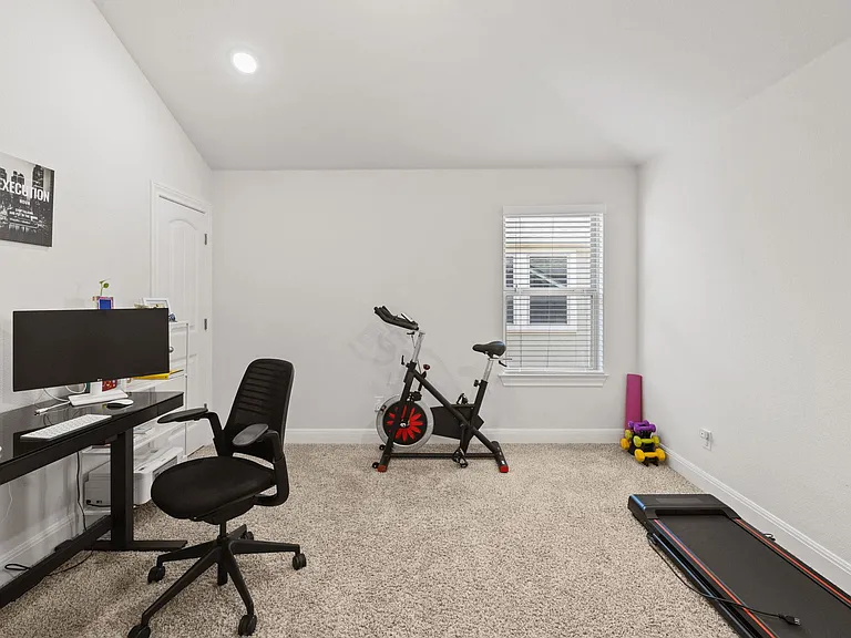 724 Pioneer Grv — Photo 33
