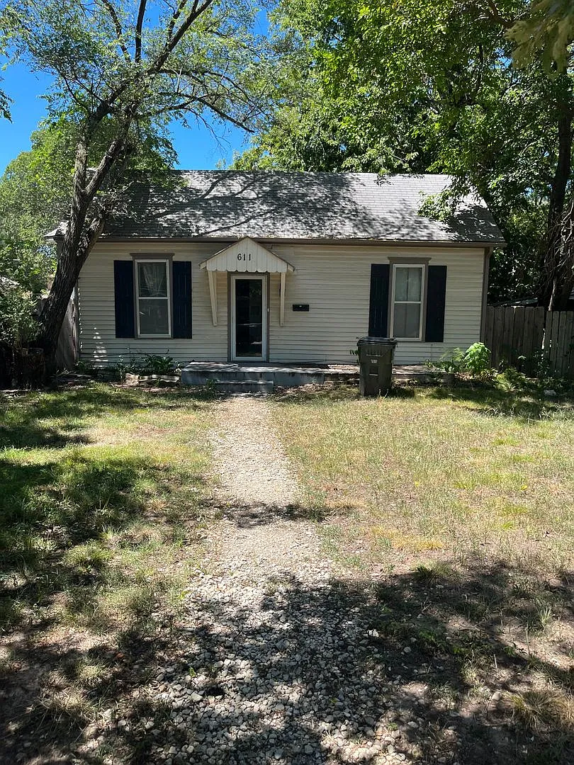 $1175 - 3 bed 1 bath - Single Family Home — Photo 1