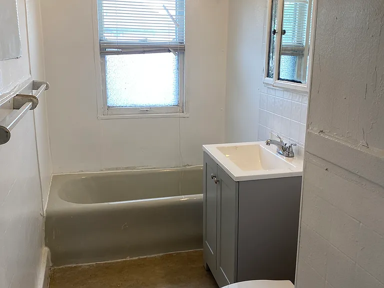2645 W Grand St — Photo 17