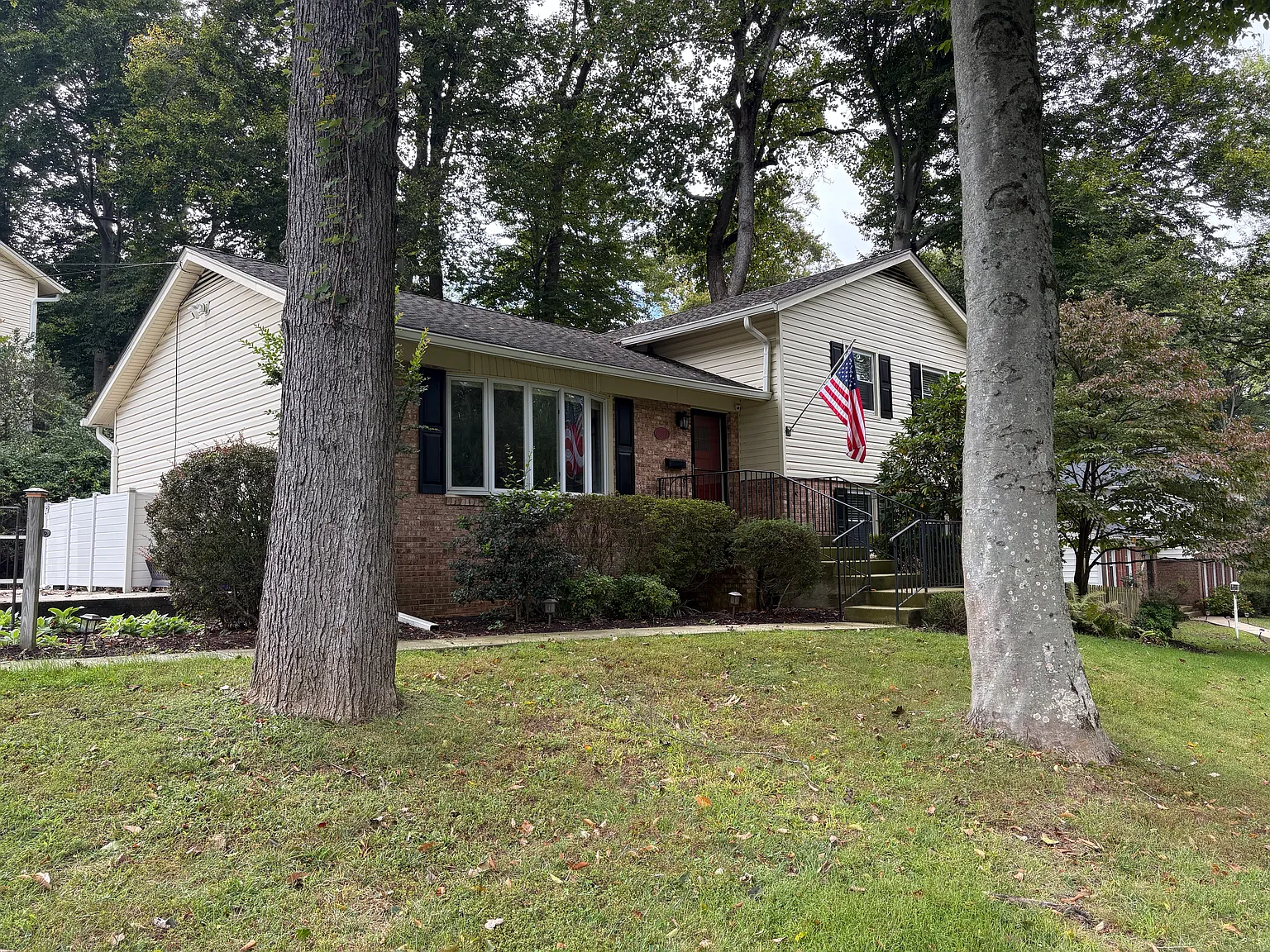 5 bed, 2444 sqft, $3,850 — Photo 2