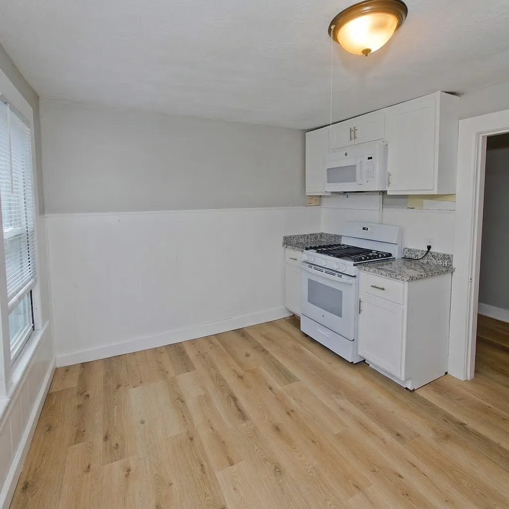 3 bed, 950 sqft, $1,500 — Photo 2