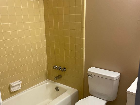 5th image of 105 Valencia Cir
