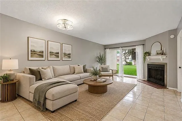 2 bed, 2.0 bath, 1072 sqft, $1,400 — Photo 2