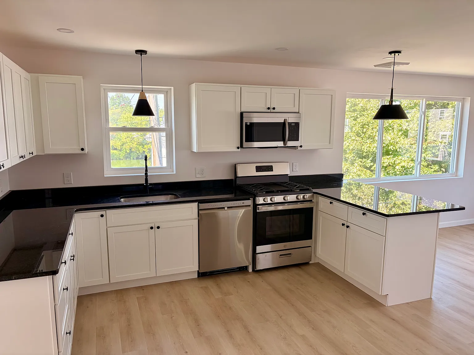 3 bed, 1000 sqft, $2,500 — Photo 4