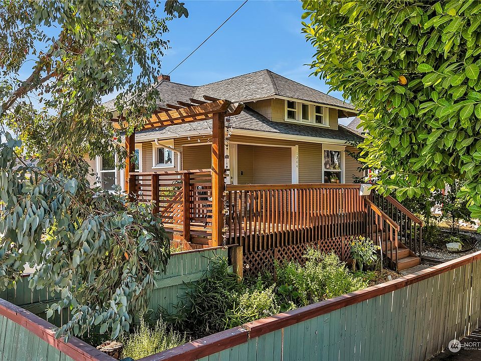 This stunning home has the perfect blend of Craftsman charm and modern updates.>