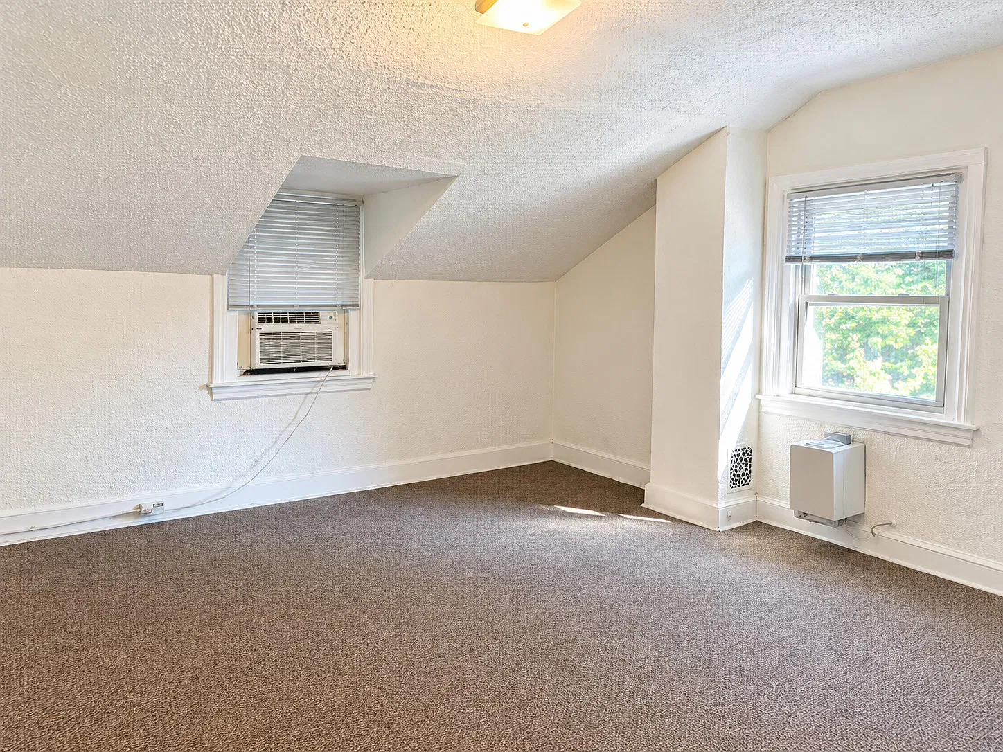 Spacious Third-Floor Studio Across from Northwood Park — Photo 4