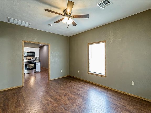 3rd image of 817 W C Ave