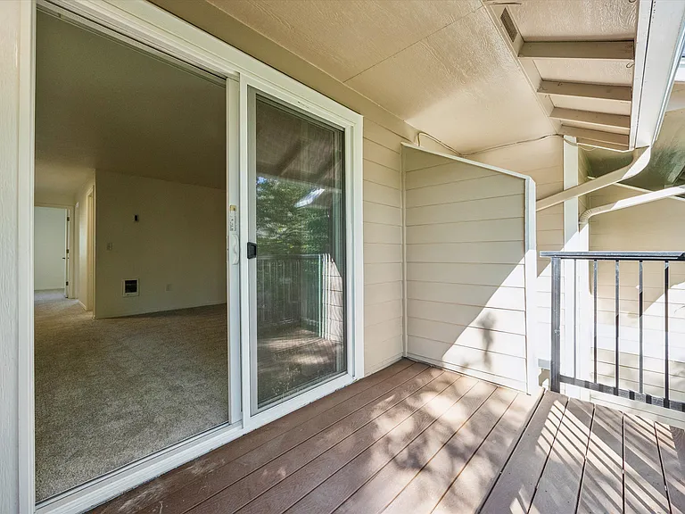 Crestbrook Apartments — Photo 27