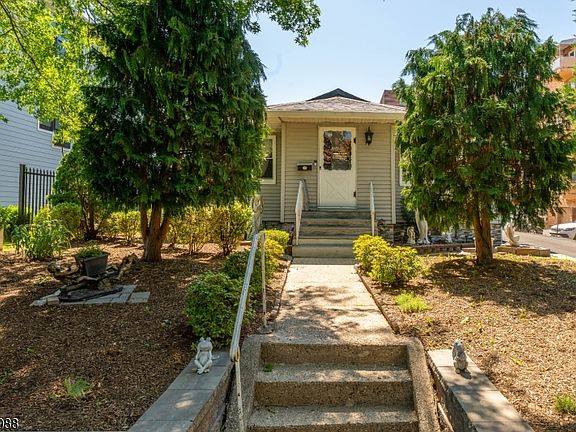 3rd image of 72 Clarendon Pl