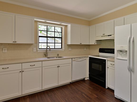 4th image of 24 Stuart Town Court